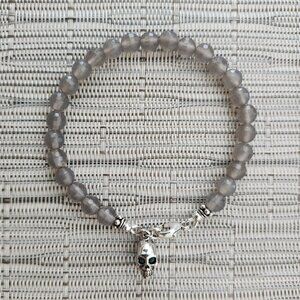 WOMENS ROCKSTAR BRACELET, GRAY AGATE GEMS WITH STERLING SILVER SKULL.